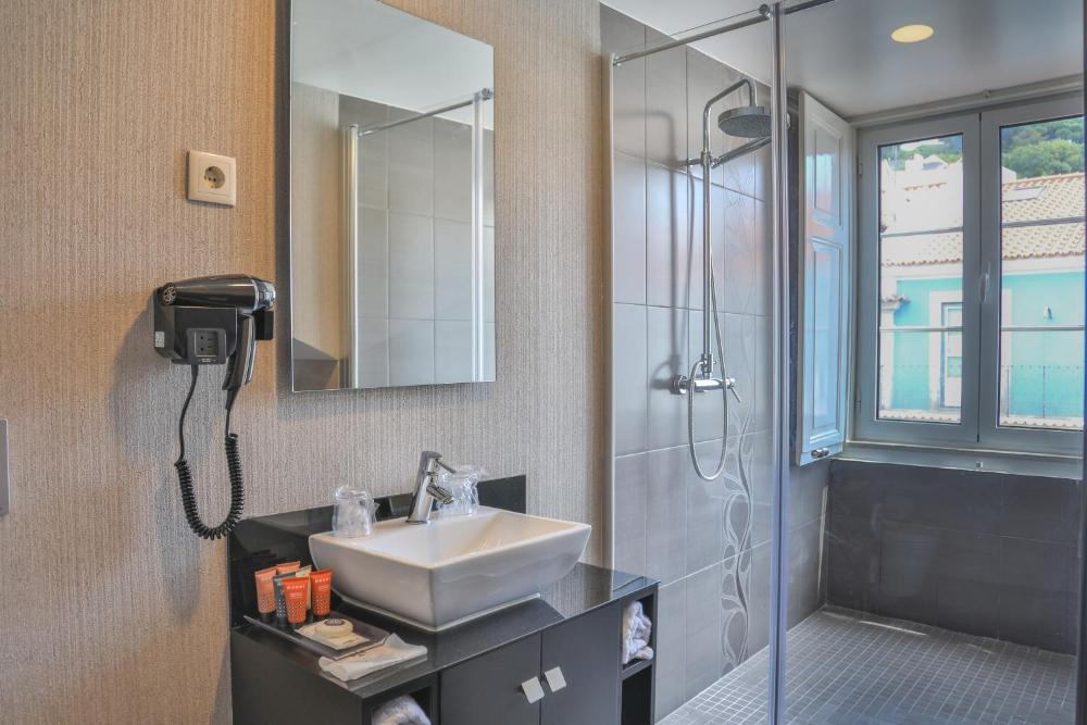 Deluxe King Room interior